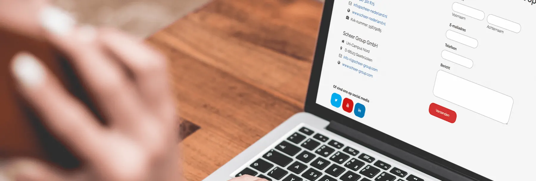 Handen bij een laptop met een dashboard en financiële grafieken